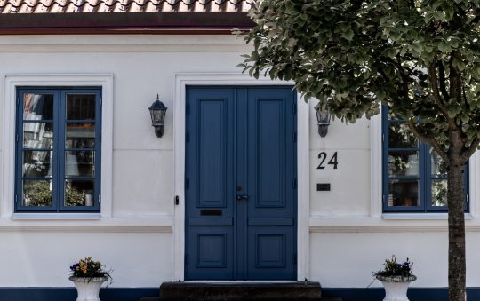Choisir le bon matériau pour sa plaque numéro de maison : l’option idéale selon vos besoins